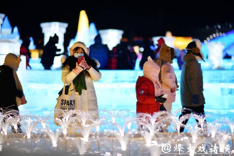 哈尔滨冰雪大世界“大寒不寒”：游客泡温泉、涮火锅